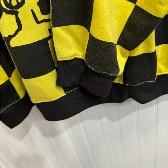 Peanuts Yellow and Black Hybrid Apparel - Picture 5 of 8